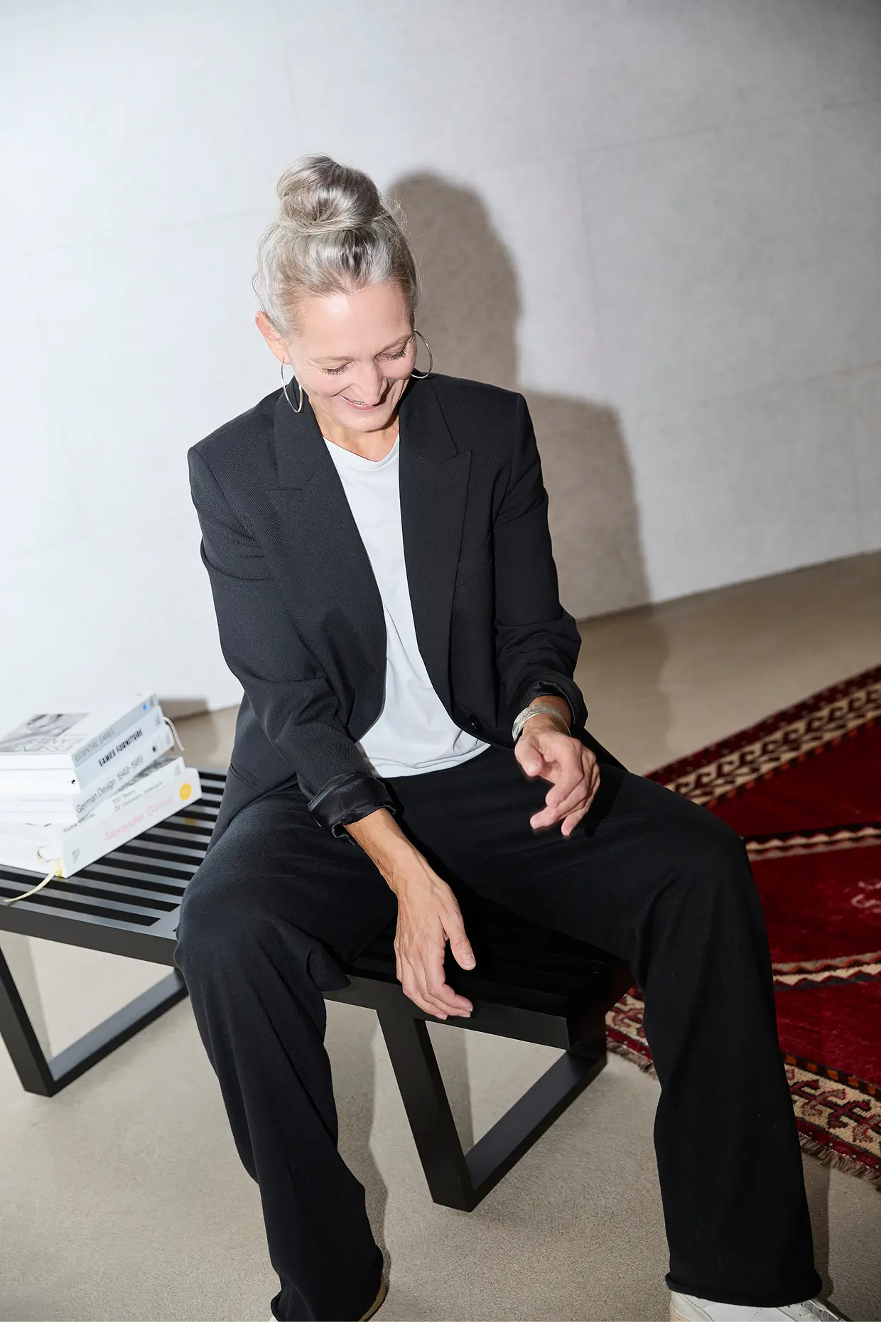 Sandra Glados lacht und blickt zur Seite